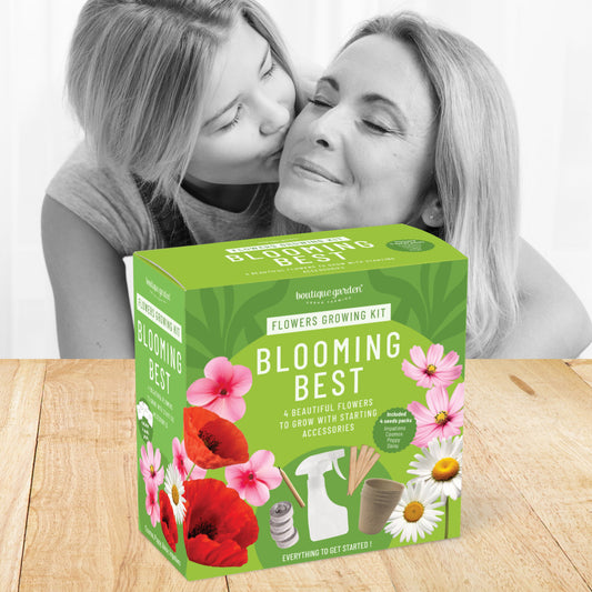 Idée-cadeau : Personne souriante tenant le kit cadeau jardinage fleurs, une idée originale et ludique.